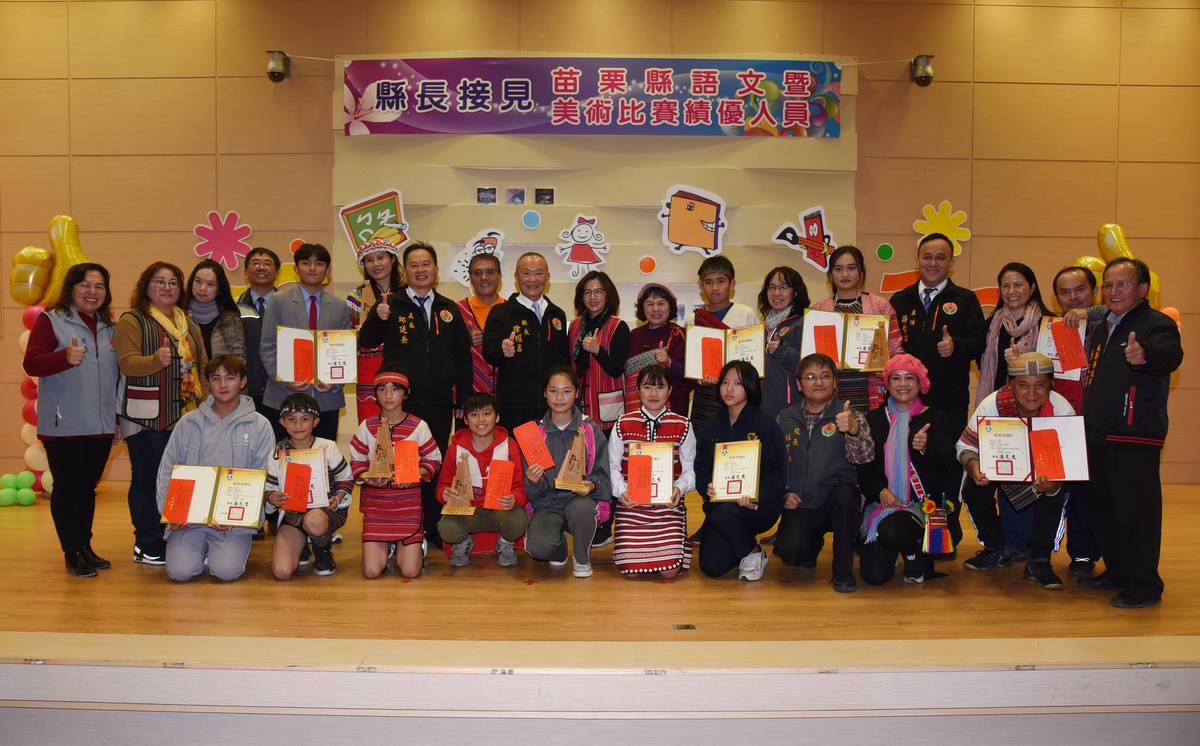 獲獎師生（前排左四）風岳希、（後排左六）潘夢竹