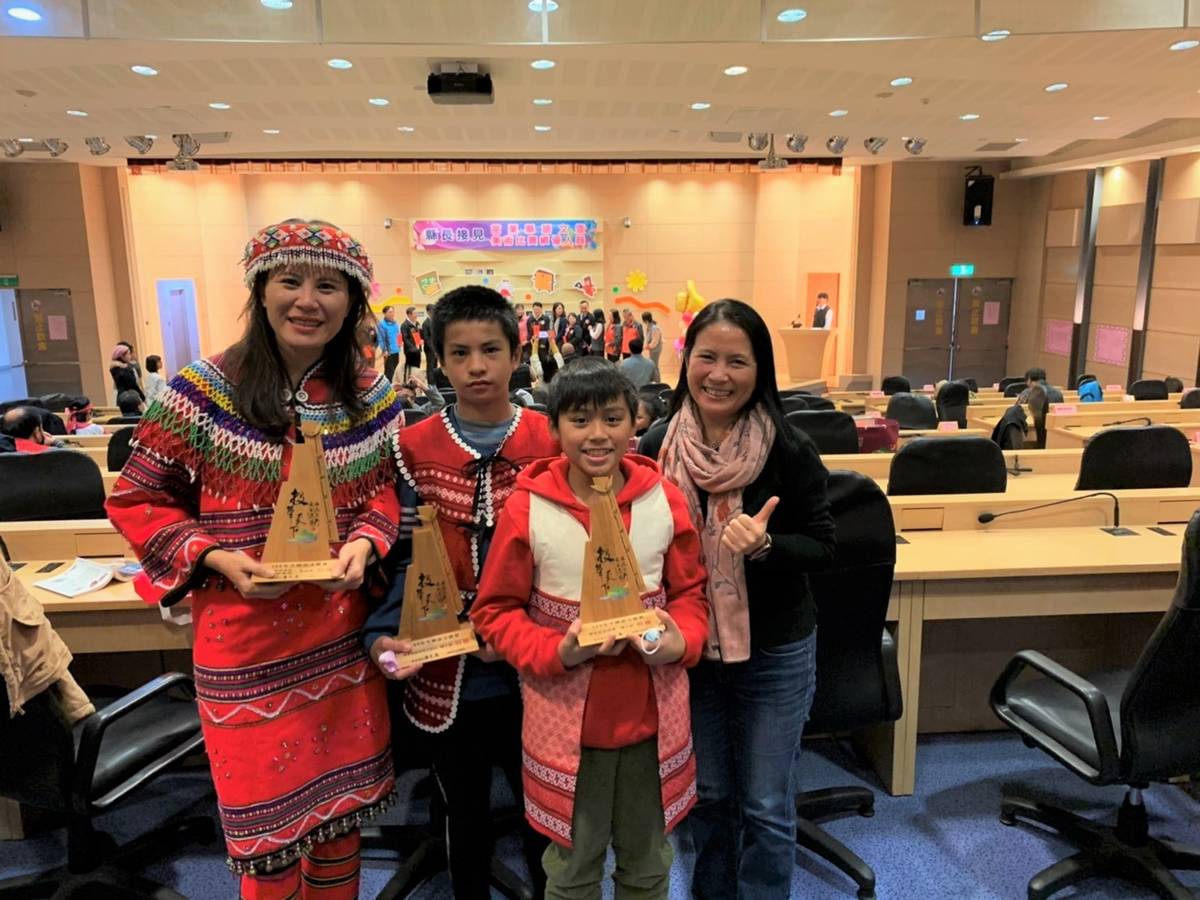 東河國小109全國語文競賽特優師生（左起）潘夢竹、芎佳甫、風岳希獲苗栗縣長接見