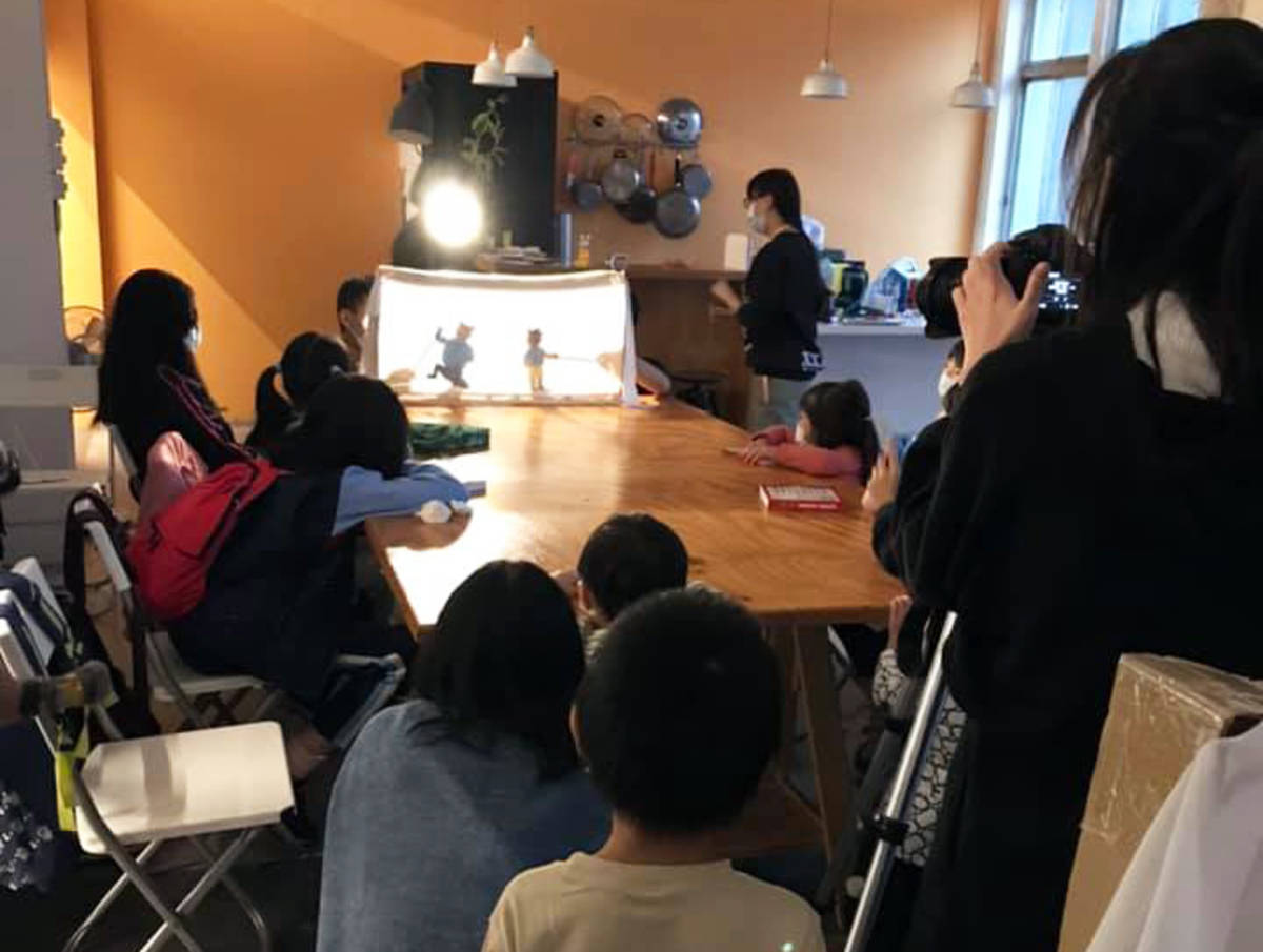 龍華科大學生跨域團隊辦皮影戲手作坊(龍華科大提供)