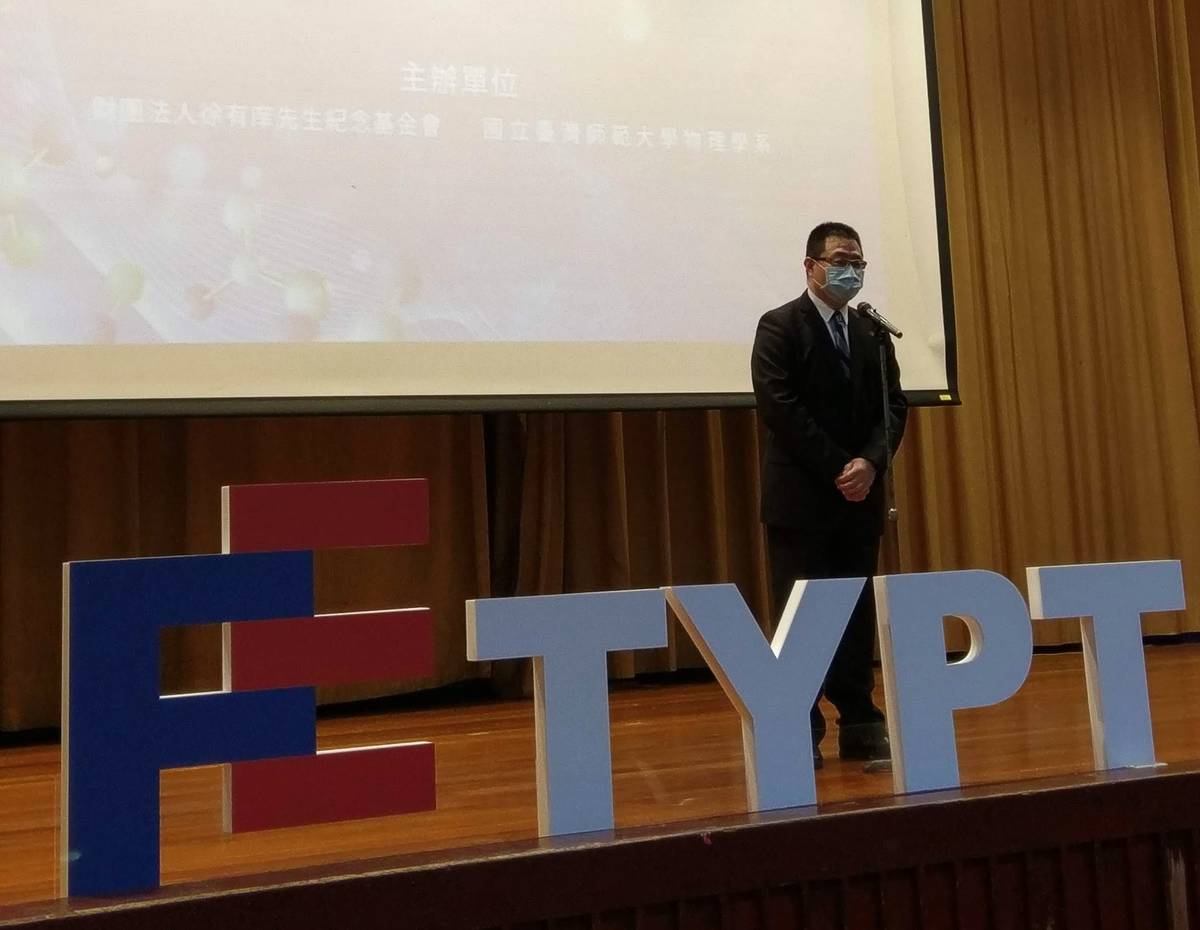 徐有庠基金會代表楊雅森期勉學生能對世界持有好奇心，持續探索自我