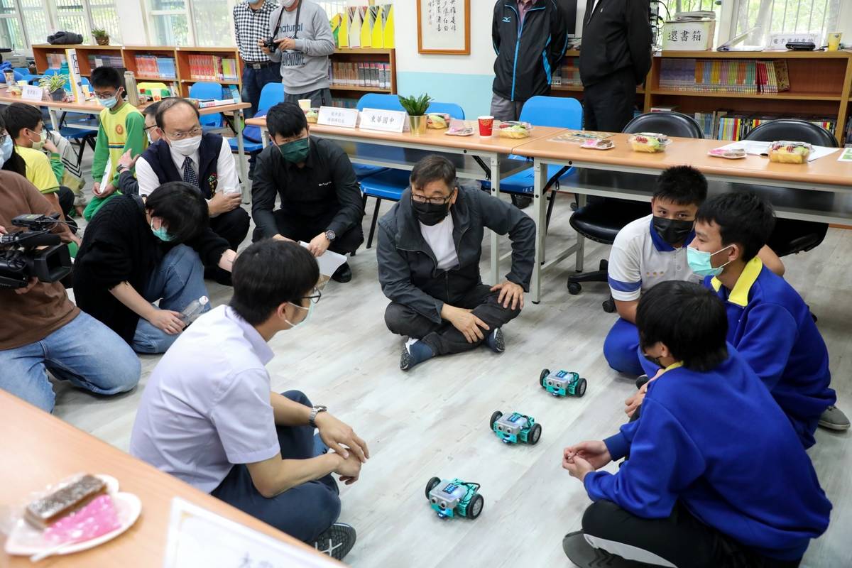 關懷臺灣文教基金會四年AI扎根計畫在臺中的分享會