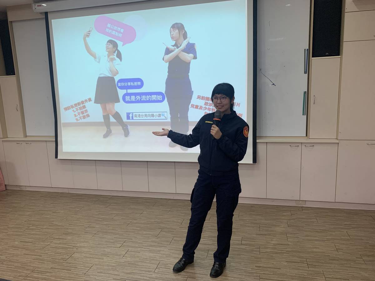 南港分局防治組巡官于喬安到成德國小進行校園宣導活動