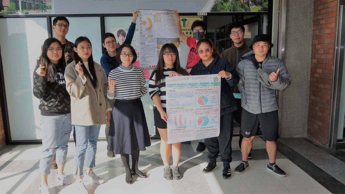 大葉大學「知性青年」通識課修課學生與黃丰姿老師(左3)合照