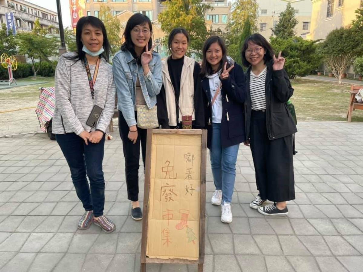 有攤主擺攤變成固定班底還會偶爾幫忙管管秩序(圖片來源：蕭雅方提供)