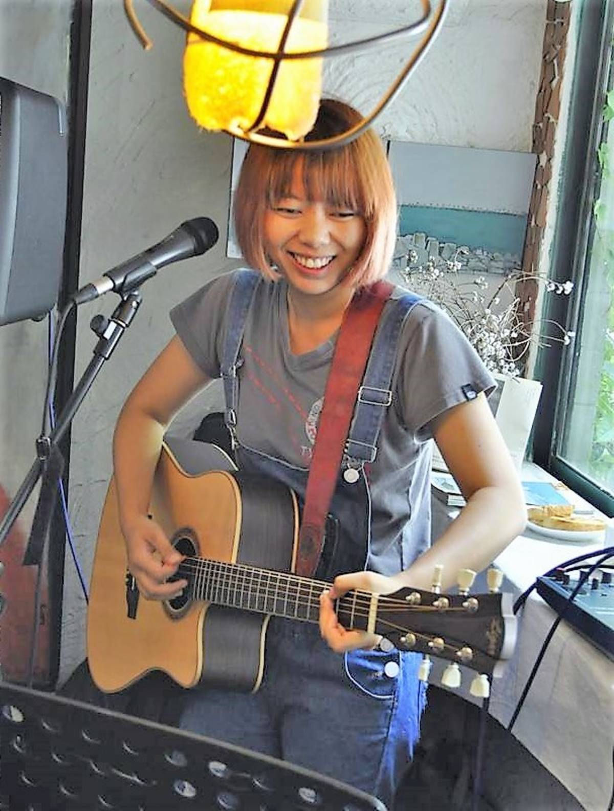 曾立馨曾經背著吉他以音樂換宿旅行(圖片來源：曾立馨提供)