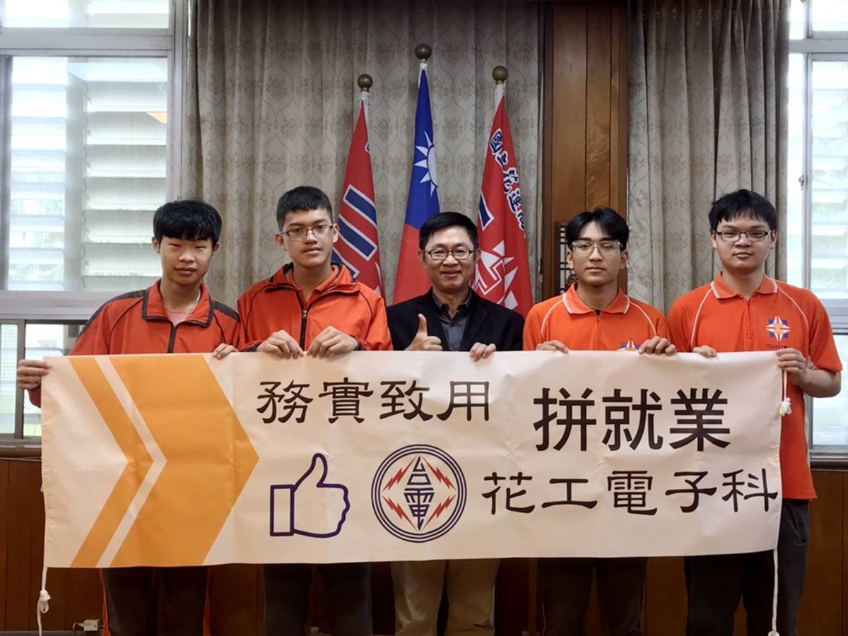 左起：陳宣恩、侯文翔、校長黃鴻穎、彭梓軒、朱伯謹