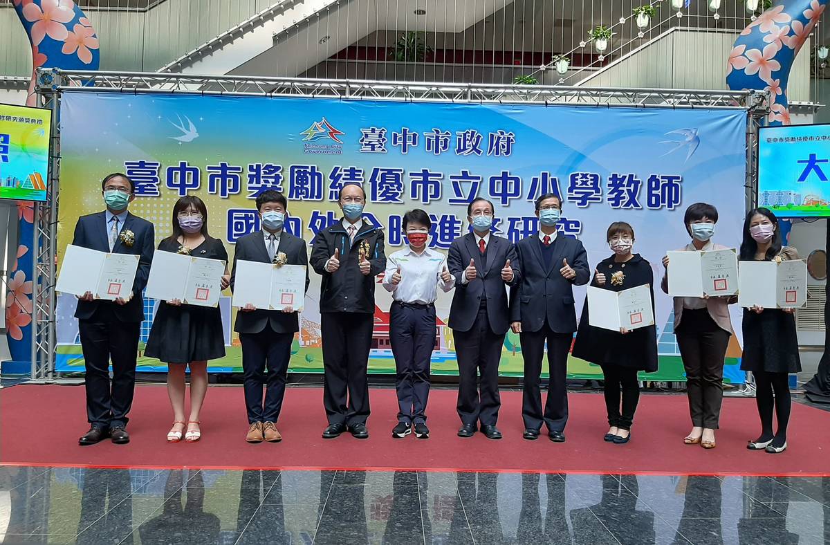 全國首創帶職帶薪全時進修 中市6名績優教師評選出爐大合影      