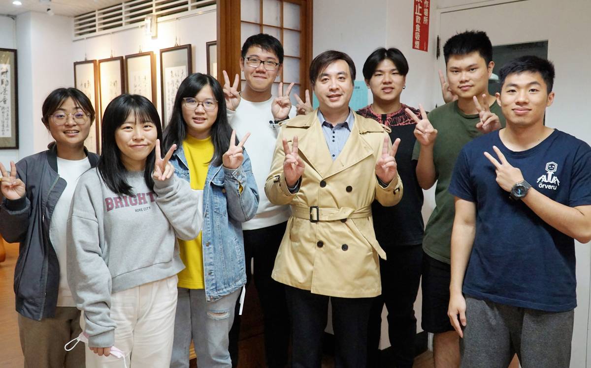 大葉大學生科系許文光(中)用親切和鼓勵的方式與學生相處(圖片來源：大葉大學提供)