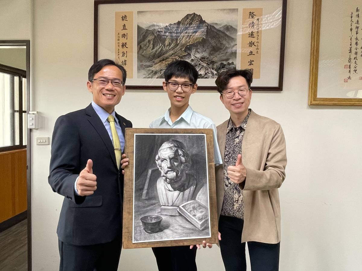 左起臺中一中林隆諺校長、美術班姚仲鈞同學及楊振華老師合影