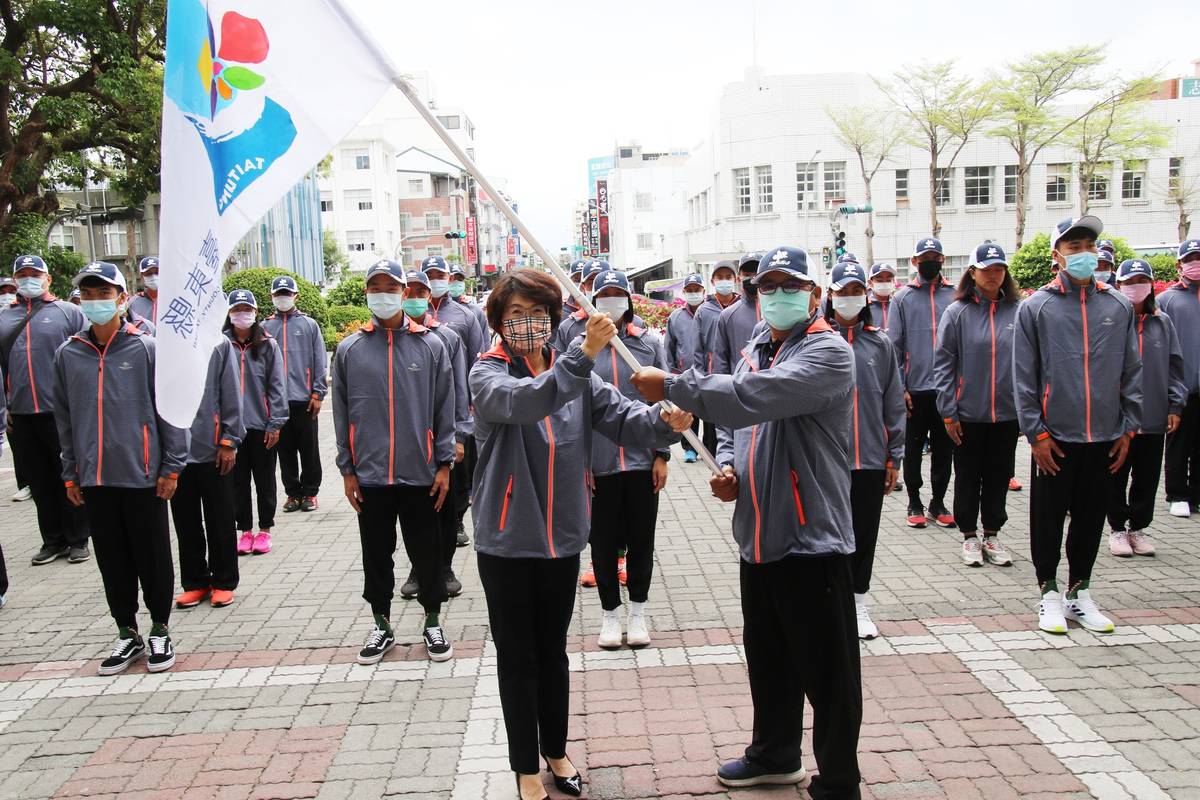 110年全國原住民族運動會，臺東縣代表隊總計430人、參加16項競技項目，今(11)日辦理授旗儀式，由縣長饒慶鈴將縣旗交給代表隊副總教練呂華詩。