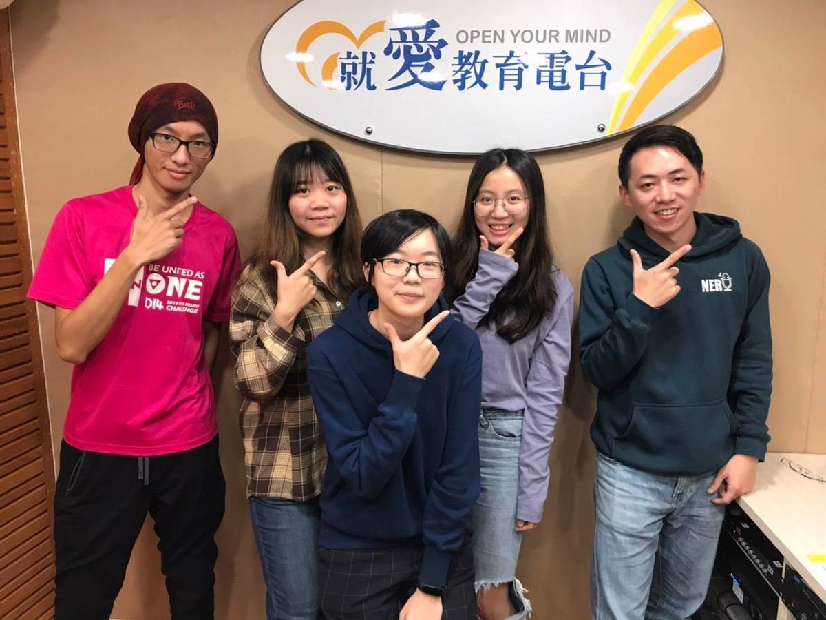 與臺東大學－數位媒體系同學合影
「金峰Let's Go」「菜雞巴拉芭芭拉」「沃克與萊茲」「再見Mars」