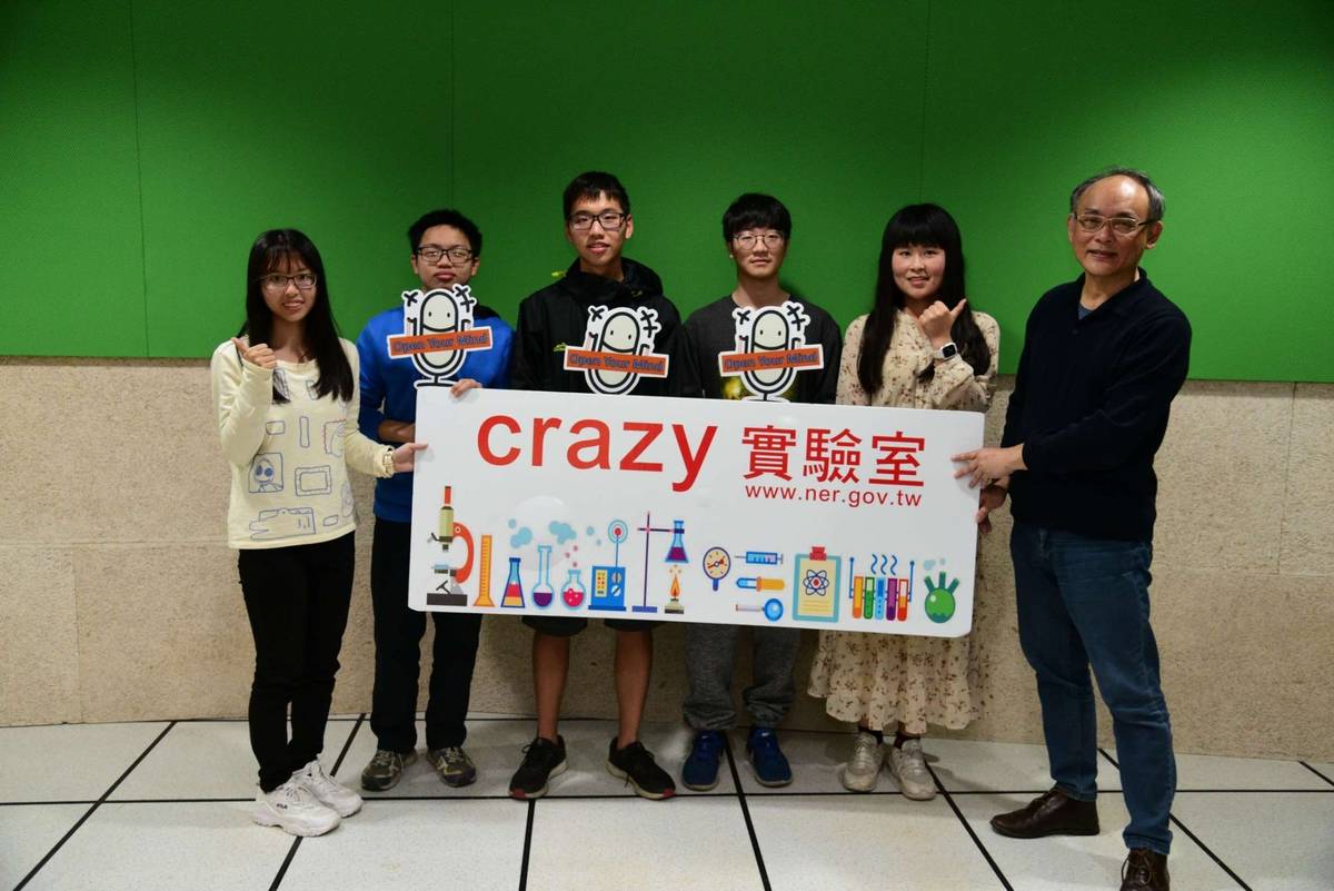 團隊師生錄音結束後與主持人合影