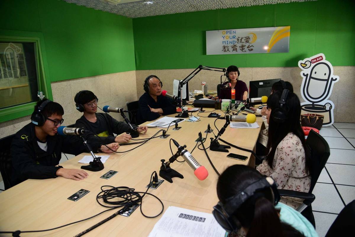 三個私下調皮的大男孩談起研究作品頭頭是道