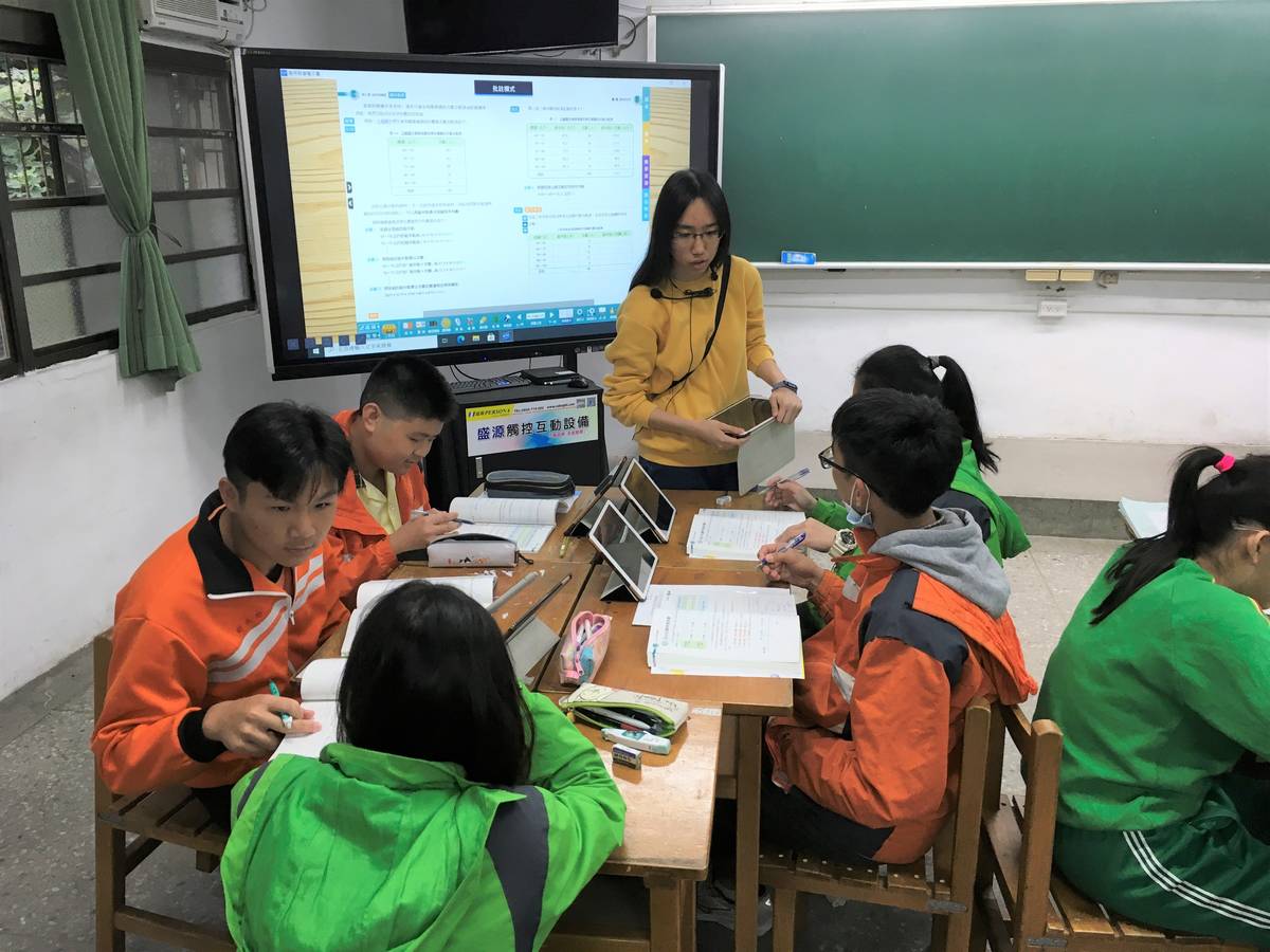 五股國中使用平板進行差異化分組教學。