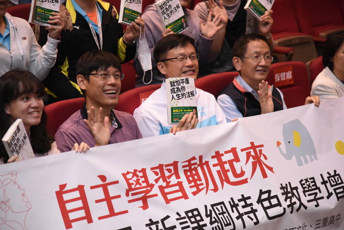 歐陽立中(一排左二)教師講座，分享以故事或遊戲等多元方式設計有感課堂。