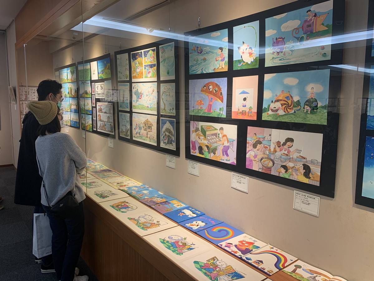 民眾觀看「漫遊世界．童心童畫~劉宗銘作品展」