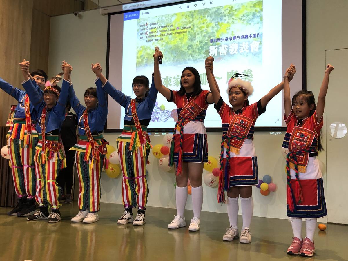 小朋友在會中表演原住民歌舞