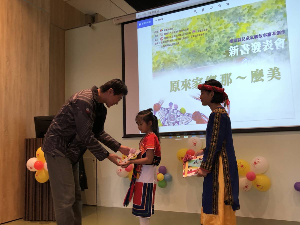 達魯瑪克民族實驗小學校長彭志宏接下繪本，表示原味傳承。