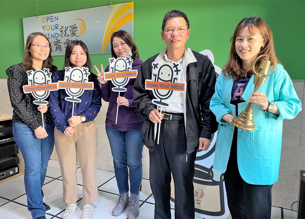 大同國中校長謝國士(右2)表示這次音樂班全員出動和鋼琴家陳冠宇合奏