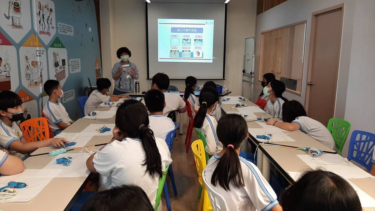 課程講師向到訪學生介紹埔里造紙業興衰