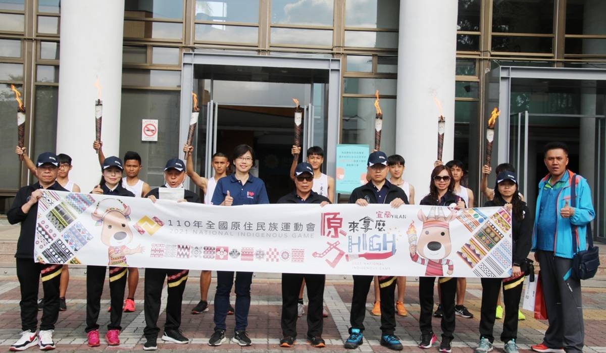 110年全國原住民族運動會聖火，今(16)日傳至臺東縣府，由教育處副處長黃玉燕(前排左4)在縣府廣場迎接。