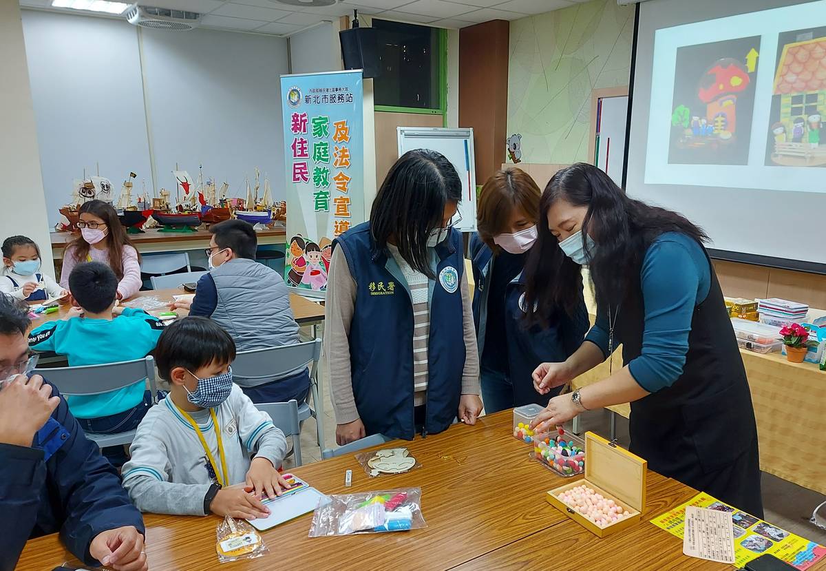 新手相連，講師指導學員親子創作。