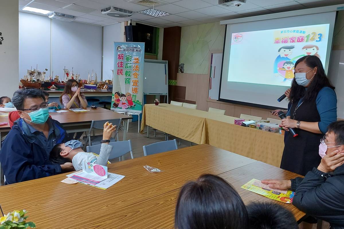 新手相連，講師宣導幸福家庭123，並提醒學員如何以簡易的方式來經營家庭氣氛。