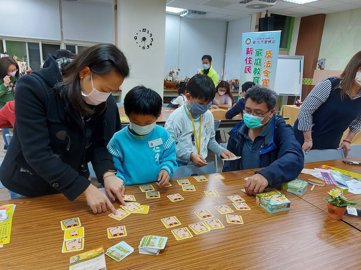 親子一同透過桌遊，體會如何尊重家人差異。