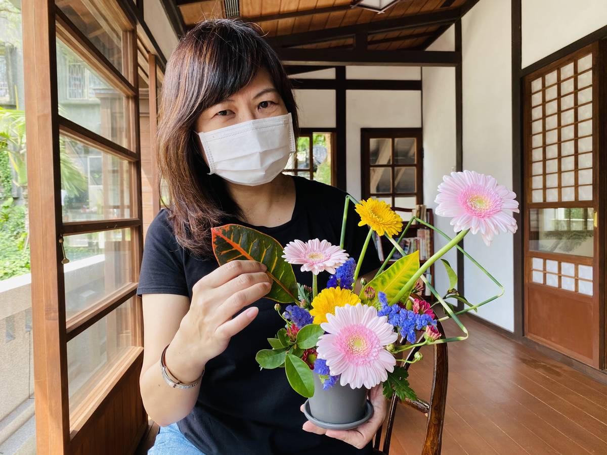 花藝作品加入在地植物含笑花及變葉木，不但應景又增添不少古蹟味。