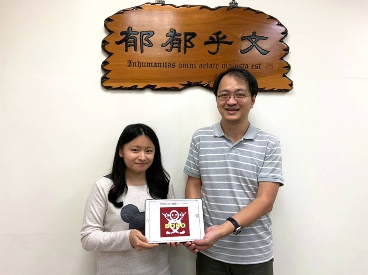 阮家慶老師(右)指導郭力瑜同學(左)利用Python製作文學院網站Line聊天機器人BoBo
