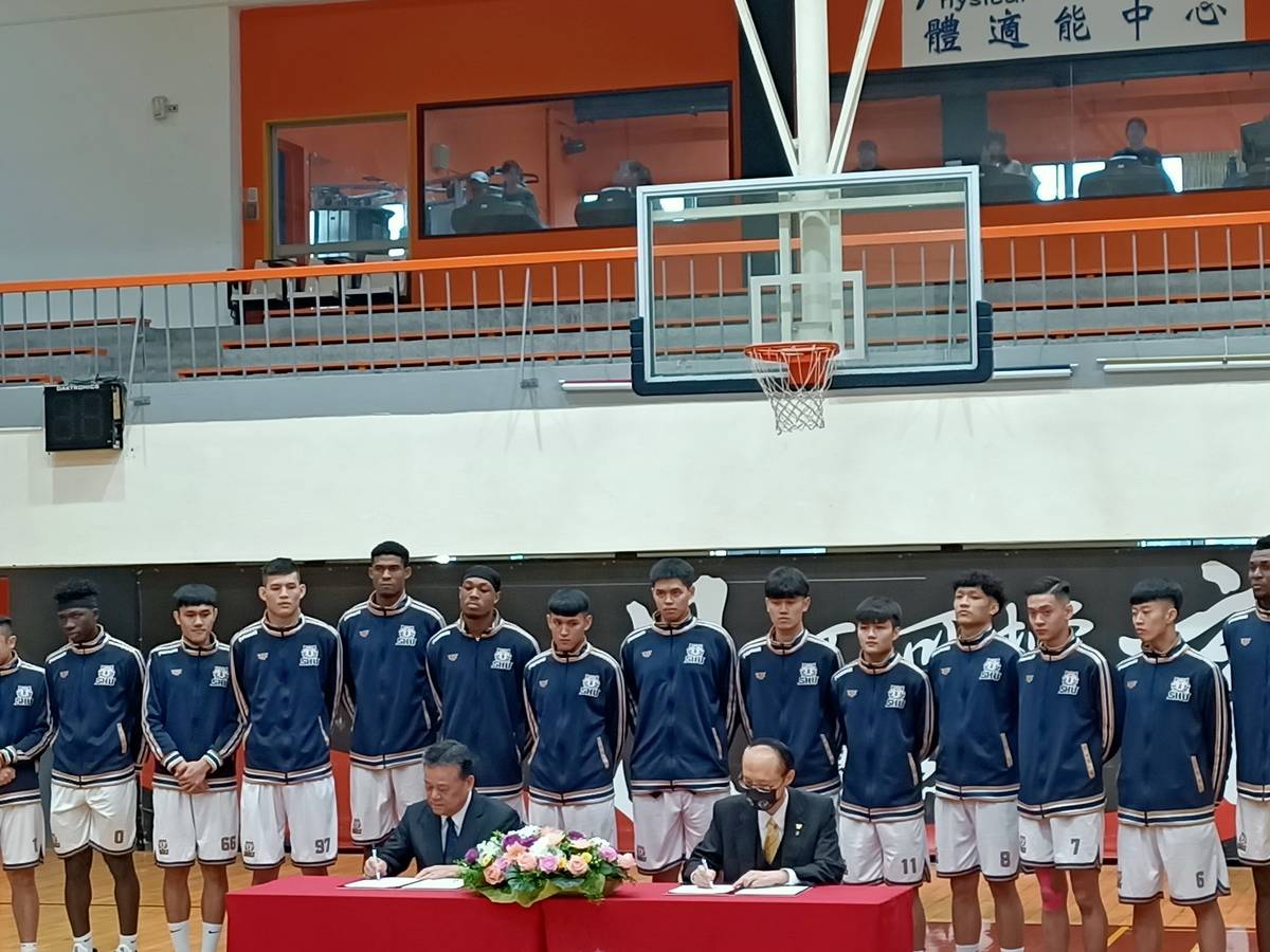 世新大學校長吳永乾(左一)與企業簽訂產學合作計畫