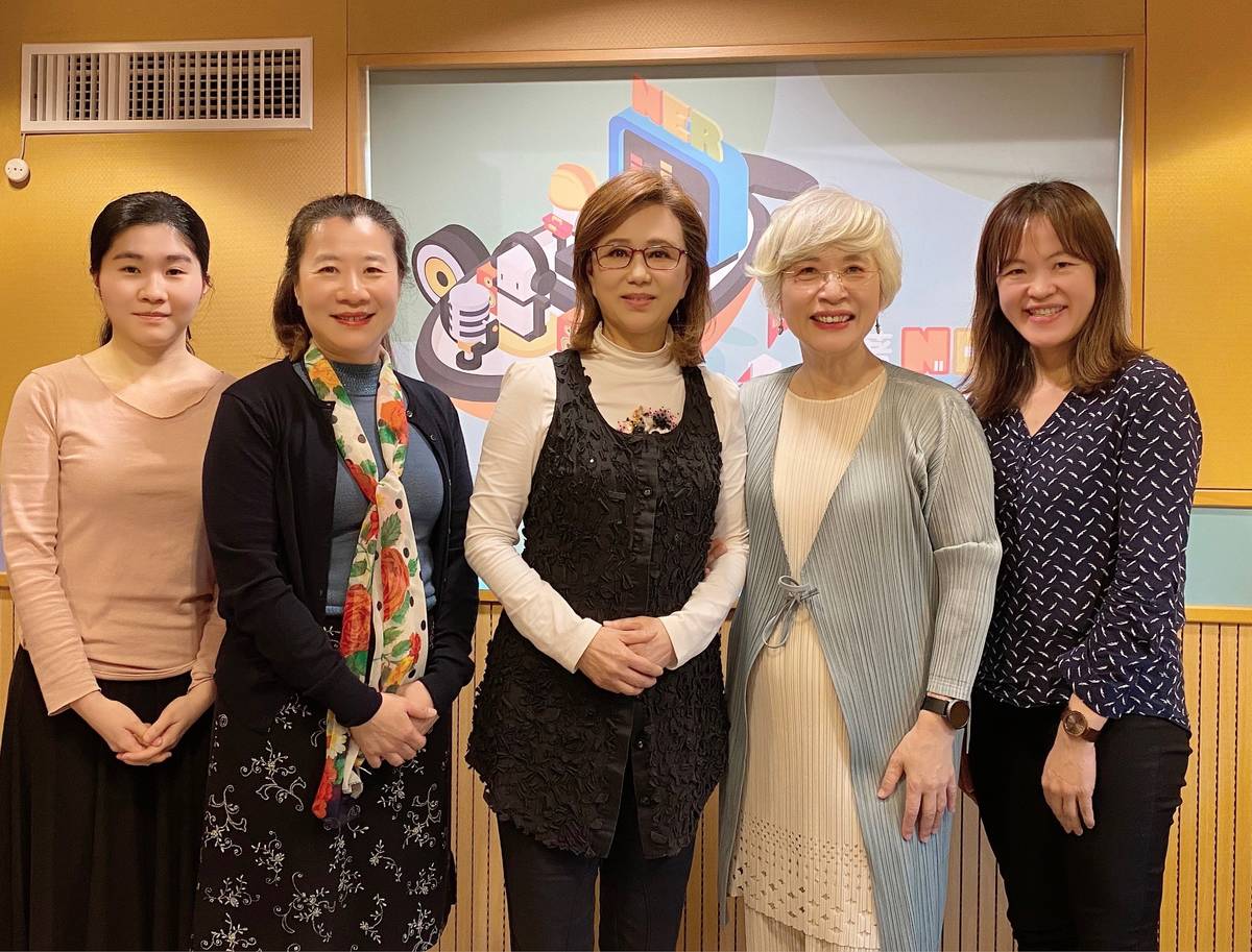 孫翠鳳與節目主持人、節目組主任、節目編導合影