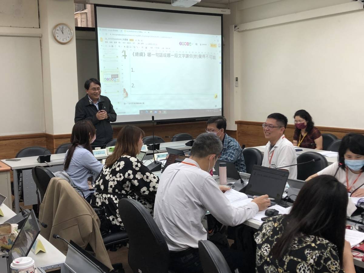 教部舉辦協作共作坊，臺師大宋修德教授與種子教師討論總綱內容(教育部提供)