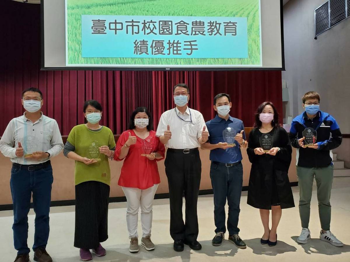 臺中市教育局副局長方炳坤頒獎給食農教育績優推手（圖片來源：臺中市教育局）