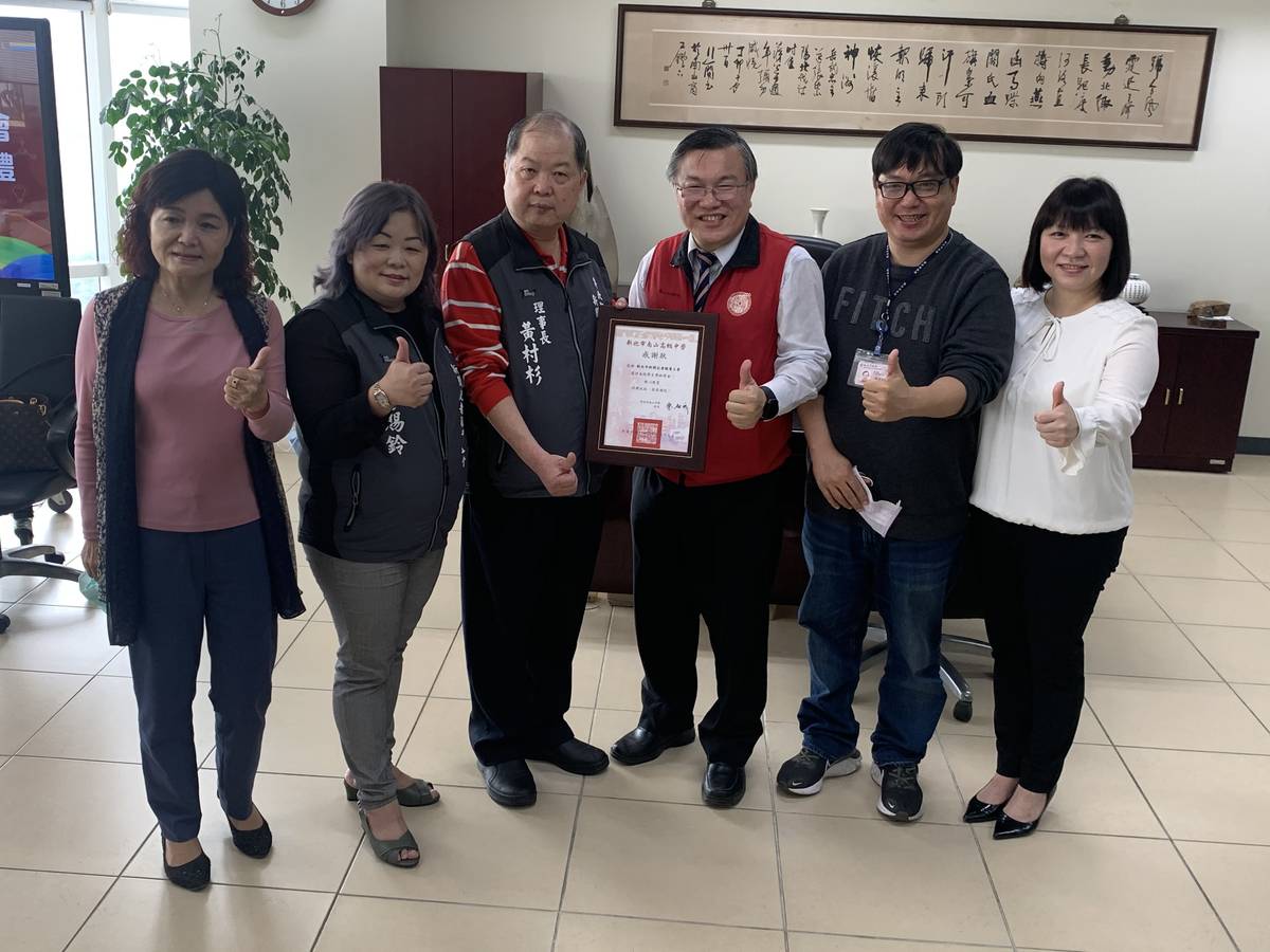 新北市記者職業工會理事長黃村杉(左3)、南山中學校長蔡銘城(右3)、新北市教育局駐區督學張國雄(右2)等人合影