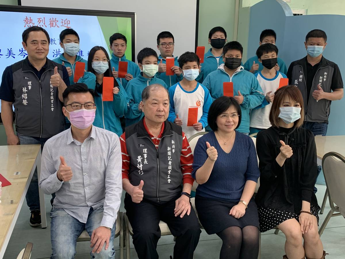 萬里國中校長陳玉桂(前排右2)、新北市教育局駐區督學黎美岑(前排右1)