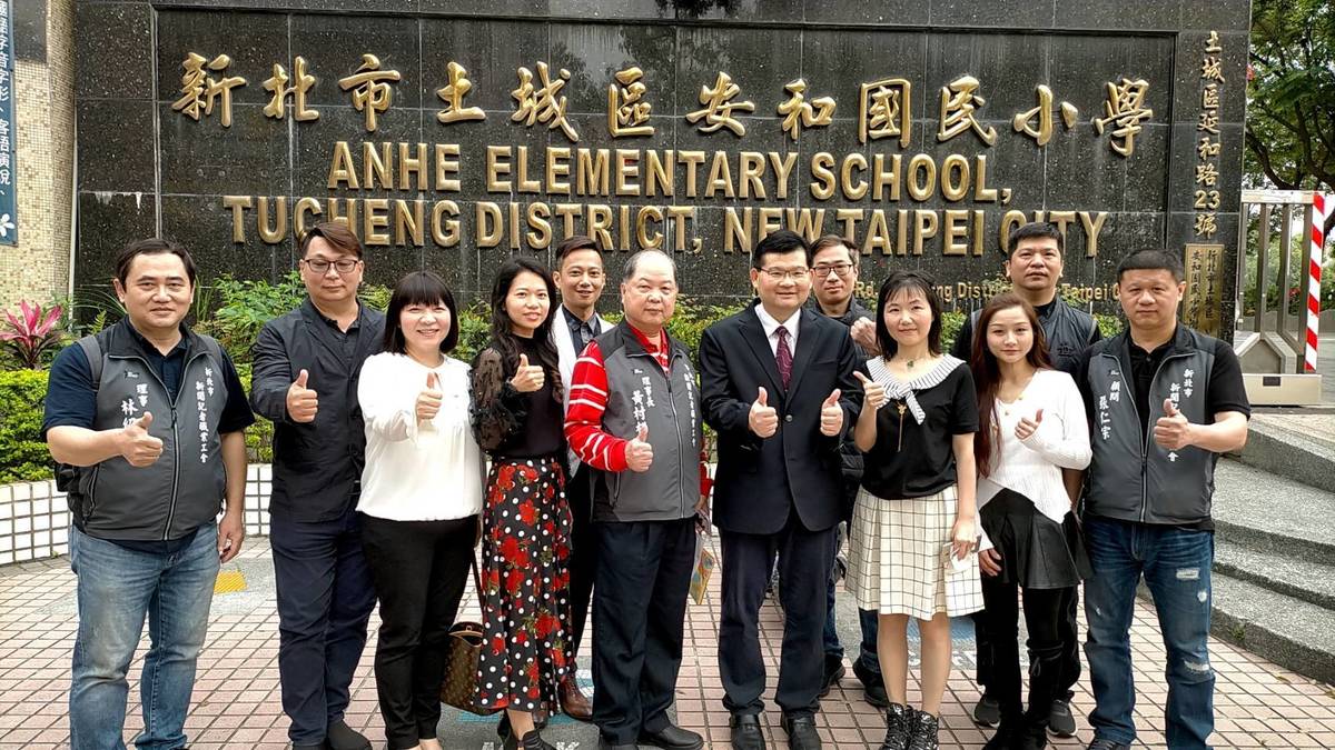 新北市記者職業工會理事長黃村杉(中左)、安和國小校長廖文志(中右)
