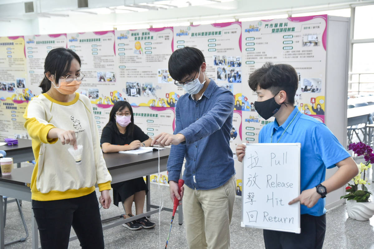 鶯歌工商吳依凡老師雙語羽球課程教學。