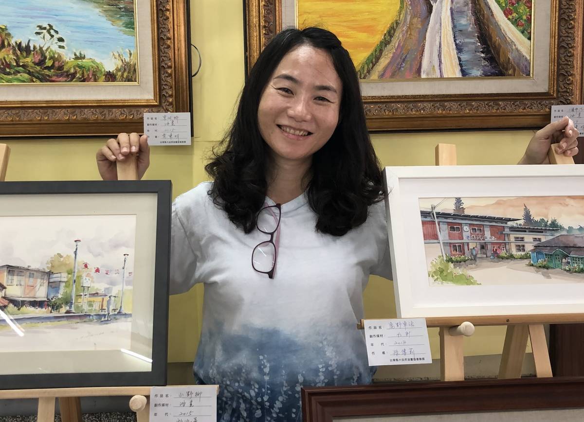孫傳莉理事和她命名為「寂寞車站」的作品