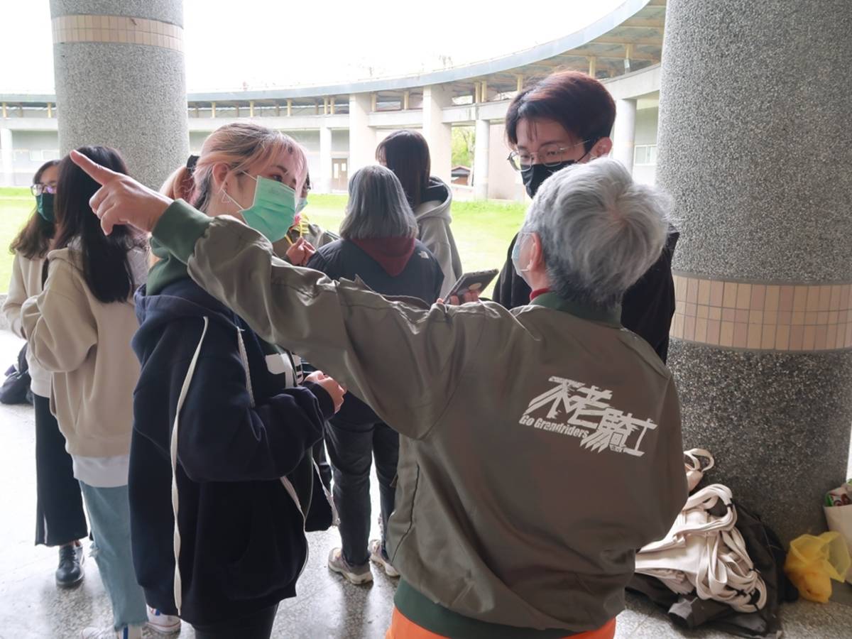 不老騎士與學生互動