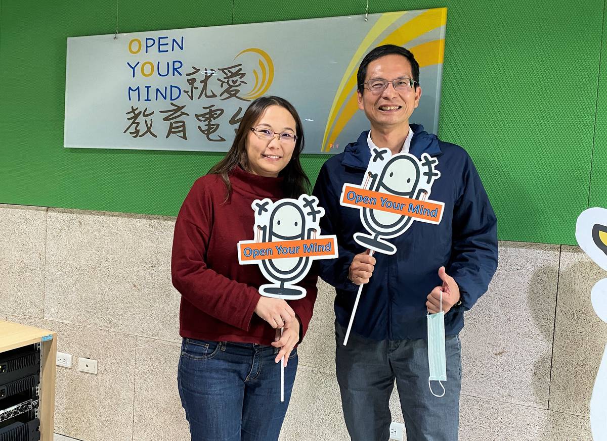 樟湖國中小校長陳清圳(右)認為戶外體驗教育有助於孩子提升成就感