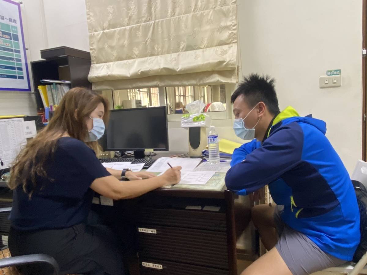 榮服處的就業諮詢能幫助退除役官兵找到新的人生目標(圖片來源：彰化縣榮服處提供)