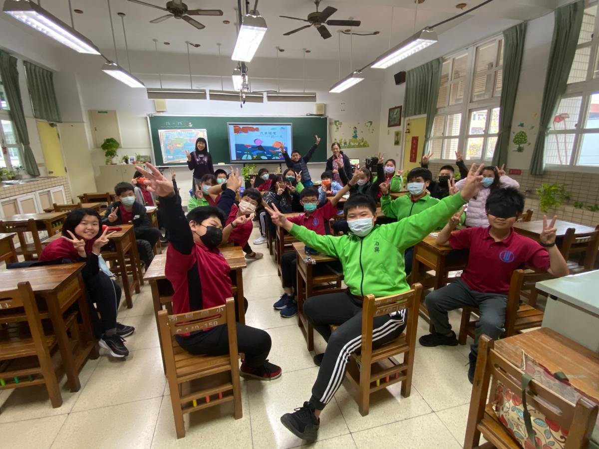 南興國小閱讀課介紹比利時的繪本「汽車睡覺的一天」