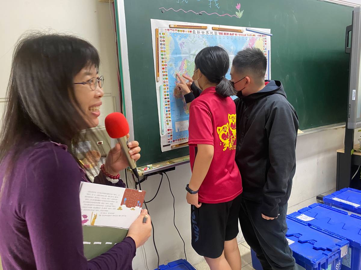 林昀蓁老師請同學在世界地圖上指出比利時的所在位置