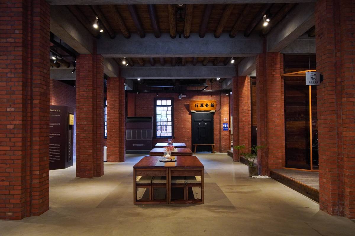 新芳春茶行為三開三進的建築，為住商混合的樓房