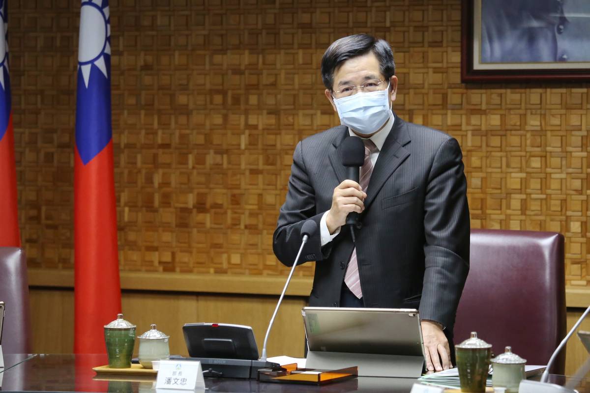 教育部長潘文忠在教育部部務會報上說明相關政策。
