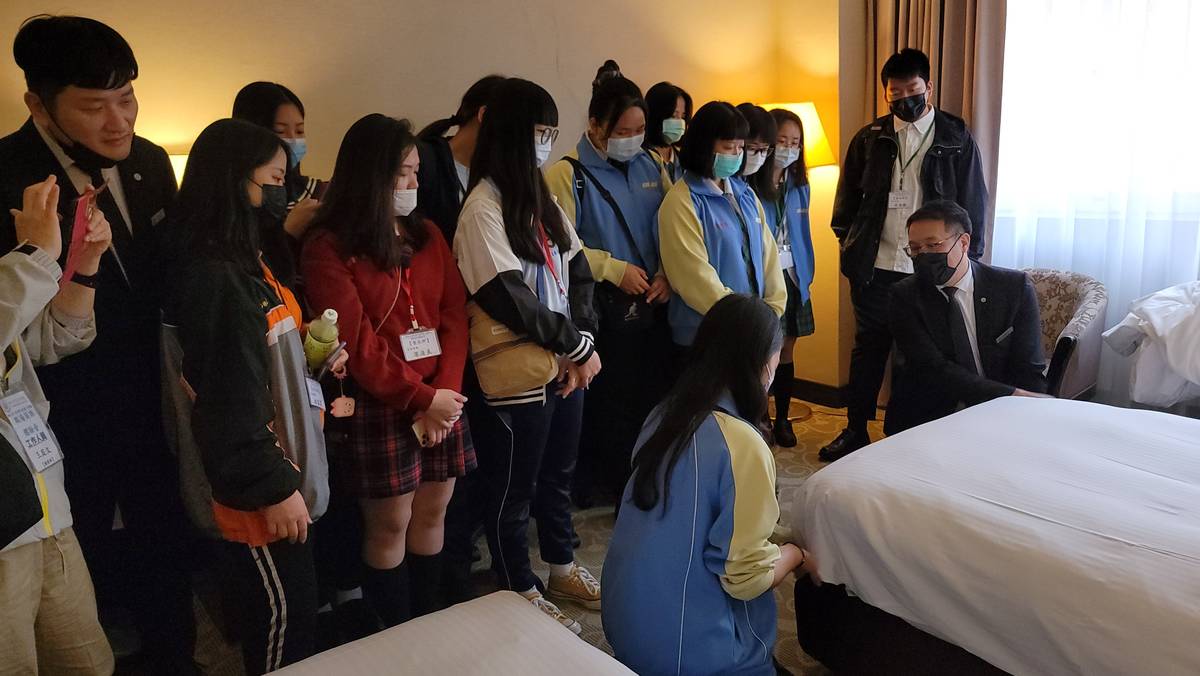 學生體驗房務部門「房務人員」一日生活，透過舒適乾淨的房間營造高品質的住宿環境。