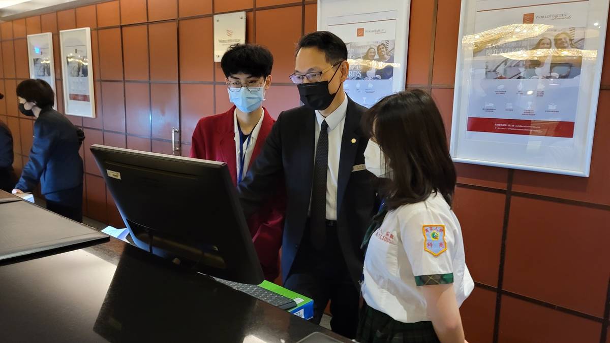 體驗營在大廳前台學習客房預訂的流程。