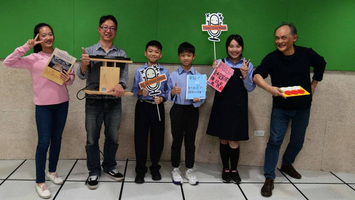 臺中市明道普霖斯頓小學科展團隊造訪「Crazy實驗室」錄音室分享他們自製的瓶蓋發射器