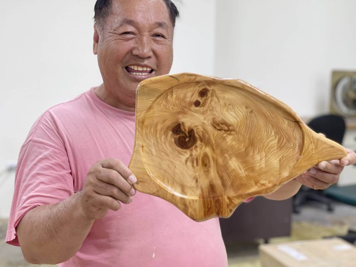 臺東縣府設置巨大廢棄物回收再利用中心，由在地工藝師將廢棄漂流木製成家具或藝品，至今已有上千件作品完成拍賣，收入挹注縣府公庫。